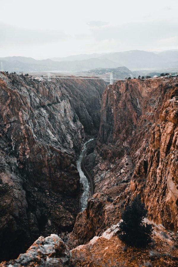 Comment organiser une expédition de trek dans les montagnes de l'Himalaya bhoutanais : équipements et itinéraires ?